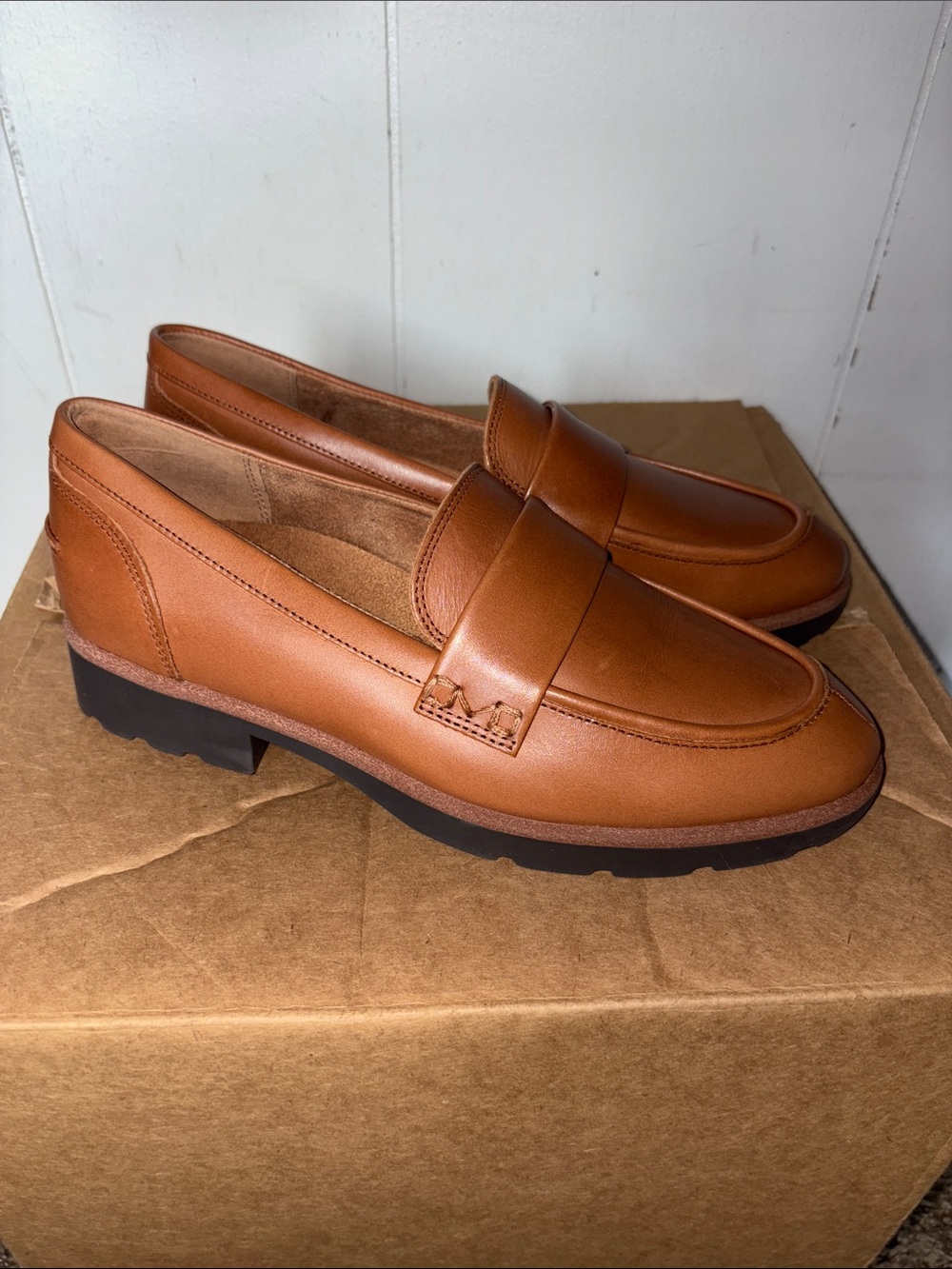 Women’s Vionic Tan Leather Penny Loafers size 9